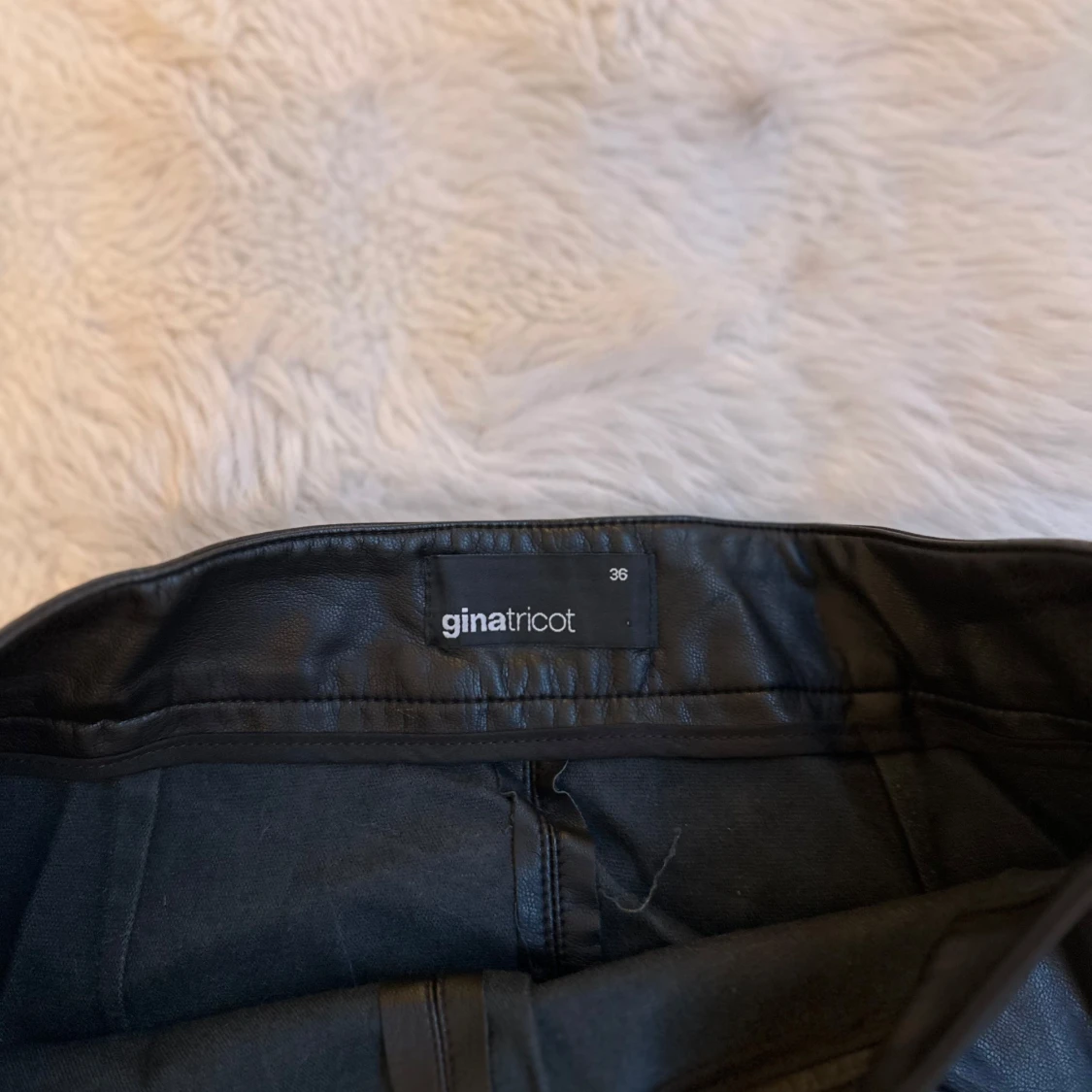 Svart skinnkjol från Gina Tricot - 3