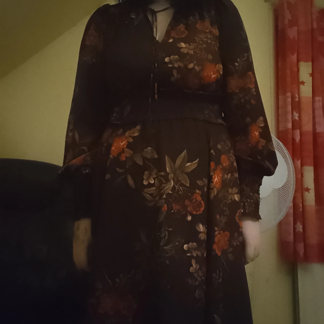 Mörkblommig långklänning med volang - 1