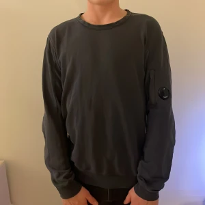 C.P company hoodie  - Tja, en unik C.P company hoodie skick 7/10 storlek M 😇💫vid frågor hör gärna av dig 😃pris ej hugget i sten 💵💵