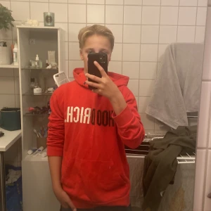 Röd HOODRICH hoodie med tryck - Säljer en röd hoodie från HOODRICH med stor vit och svart logga på bröstet. Klassisk huva, känguruficka och långa ärmar. Perfekt för dig som gillar streetwear och vill sticka ut med en fet färg. Har blivit använd 2 gånger bara. Skriv till mig om ni är intresserade! Jag kommer även lägga ut en likadan fast beige och med matchande byxor med Hoodrich kommer nog lägga ut det imorgon så håll ut kik👍