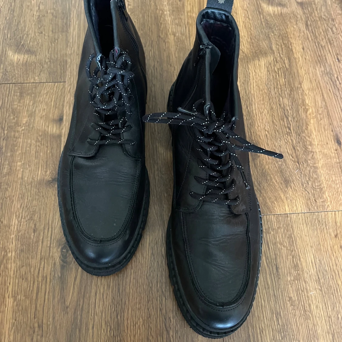 Svarta boots med snörning