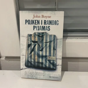 Pojken i randig pyjamas - En gripande saga om vänskap och grymhet, där två pojkar möts på varsin sida av ett stängsel. Boken är lättläst och passar dig som gillar starka berättelser med känslor och historiska inslag. Perfekt för unga vuxna som vill läsa något som berör.