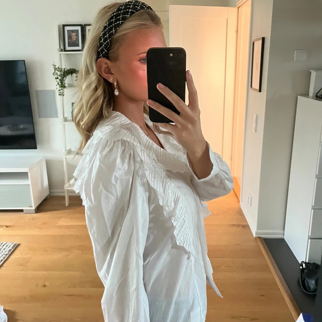 Vit blus med volangkrage och spets - 2