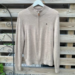 Morris Fullzip Merinoull - Säljer denna riktigt feta och trendiga Fullzip tröja från Morris. Storlek M. Helt ny, använd 1 gång. fint skick, härlig o mjuk. Lite svårt att få rätt färg på bilderna, se sista bilden för att se hur den ser ut irl. Hör gärna av er vid funderingar🙌