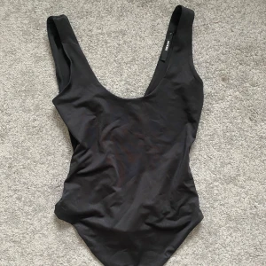 Svart body Bik Bok - Snygg svart tight body! Passar jättebra att ha till blåa jeans🪩