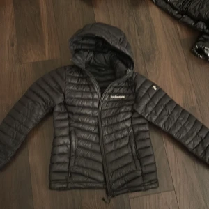 Svart dunjacka Peak Performance 150 - Säljer denna jätte snygga dun jackan från peak performance, skulle säga den passar xxs, xs och S beroende på hur tajt man vill ha den 💕kom Priv för mer bilder o frågor, pris kan diskuteras!
