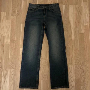 Mörkblå straight low waist jeans - Snygga mörkblå jeans med raka ben och låg midja, från HM. Storlek 34 och slutsålda på hemsidan ☀️ helt oanvända pga fel storlek 