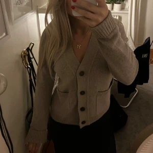 INTRESSEKOLL - Intressekoll på denna kofta, skriv vilket pris ni kan tänka er💗Skriv även för bilder på och andra frågor! Nypris ligger på 1000kr