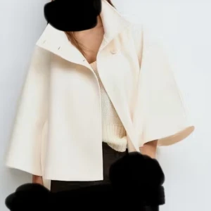 Belt cape jacket poncho  - Säljer en stilren beige kappa med hög krage och bälte i midjan. Jackan har en lös passform och vida ärmar, perfekt för lager-på-lager. Enkel knäppning framtill och ett minimalistiskt uttryck som passar till många outfits.