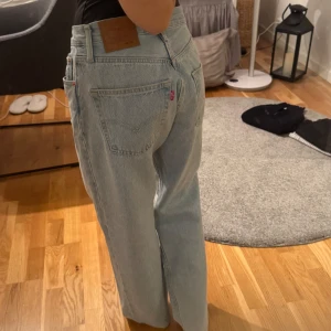 Levis jeans  - Nästan aldrig använda. Passar dig som är 152-155 cm lång! Passar 34