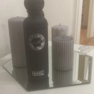 Gissah Mavro parfym svart flaska - Säljer en lyxig parfym från Gissah, modellen Mavro. Flaskan är matt svart med silverdetaljer och har en unik, rundad kork med snygga mönster. Perfekt för dig som gillar exklusiva och eleganta dofter. Ny pris ca.2999kr. 