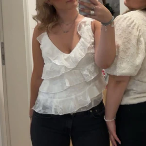 Vit volangig linnetopp med v-ringning - Supersöt vit volangtopp från Boohoo💕 storlek 40 men skulle säga att den är liten i storleken☺️