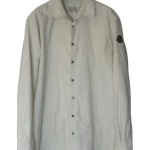 Moncler  - Moncler black label Overshirt, storlek M. Skick 9/10 som ny. Pris 2890kr Finns att köpa på våran hemsida, Fashionels.com