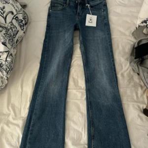 Blå Mira jeans med bootcut, W24 L32 - Snygga blå jeans från bikbok, modell Mira, med femficksdesign och bootcut-ben. Jeansen har låg midja och är jätte sköna! Säljer pga att de var alldeles för långa! Skriv vid frågor och intresse💕