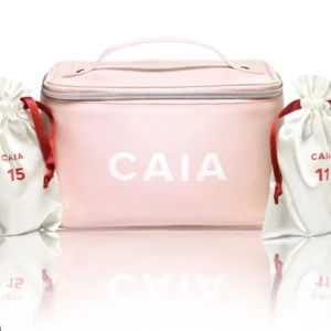 Ljusrosa necessär från CAIA - Supersöt ljusrosa necessär från CAIA med vitt tryck framtill. Väskan har en praktisk dragkedja och ett smidigt handtag upptill. Perfekt för smink eller hudvårdsprodukter när du är på språng.