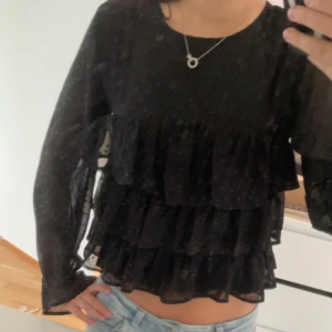 Svart volangblus  - Supersnygg svart blus med volanger från Gina tricot som tyvärr blivit för liten för mig🖤