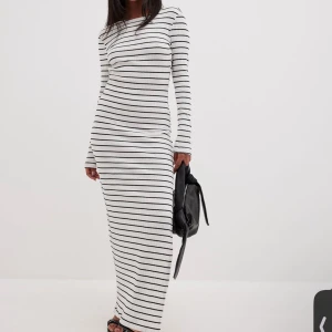 Klänning NAKD - Superfin randig klänning från NAKD med djup rygg och slit på sidan. Använda ca 2 ggr🤍