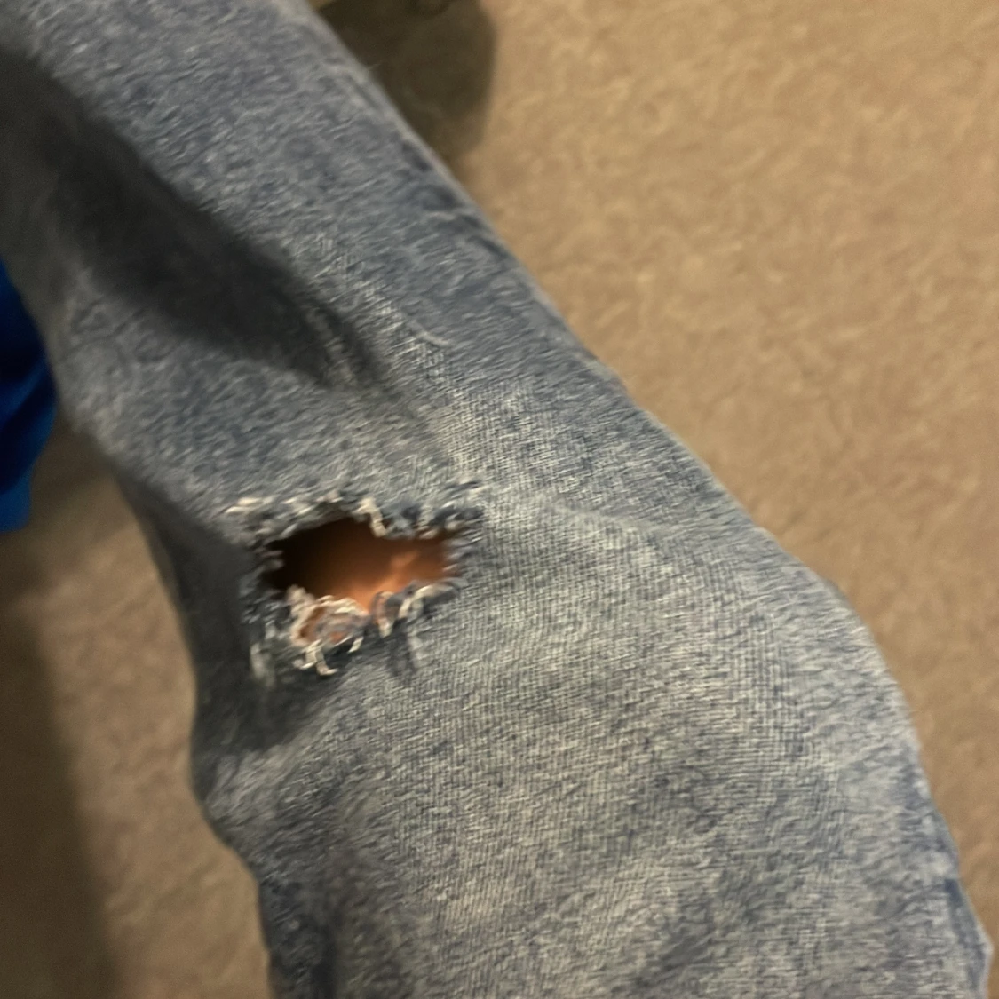 Blå bootcut jeans med slitningar - 3