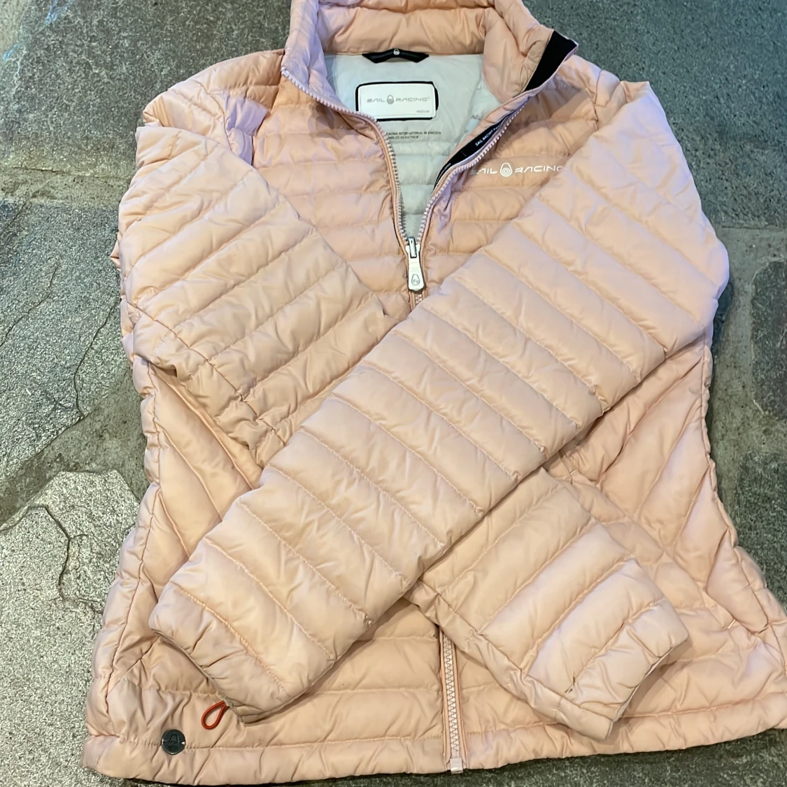 Ljusrosa pufferjacka från Sail Racing - 2