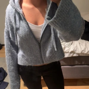 Ljusblå stickad hoodie med dragkedja - Superfin ljusblå stickad hoodie från Zara med dragkedja framtill och snörning i huvan. Varm och mysig i storlek xs/s!!❤️‍🔥❤️‍🔥