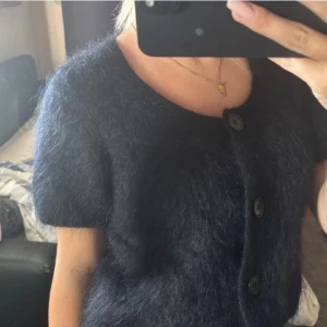 Stickad kofta från COS - Köp görna på vinted!! Mörkblå populär kofta i mohair i storlek XS från COS som inte säljs längre och svår att få tag på.  Säljer då den inte passar mig därav aldrig använd och som helt ny. Vid frågor eller funderingar är det bara att skriva. Ursprungspris 1000kr ❤️ (!den kan ha krympt lite i tvätten vet inte!)