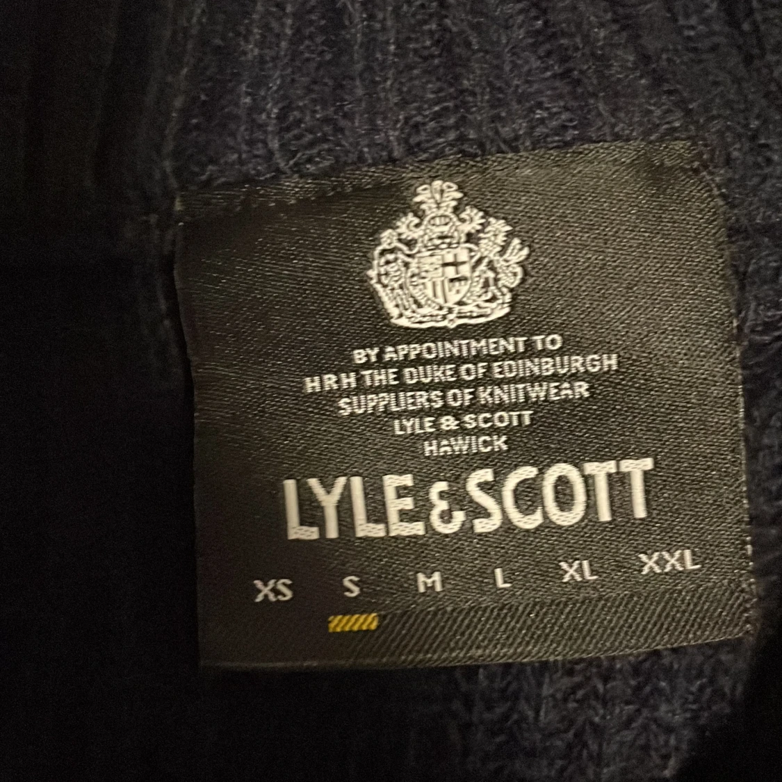 Mörkblå stickad tröja från Lyle & Scott - 1