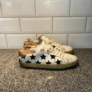 Saint Laurent star sneakers - Saint Laurent star sneakers i storlek 43. Finns defekter som går att fixa med skomakare därav lågt pris (löser bilder via DM). Vid funderingar skicka gärna ett DM! 🙌