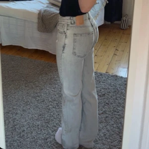 Ljusgrå jeans straight fit - Säljer ett par ljusgrå jeans med klassisk straight fit och låg/mid midja. Från bikbok, är långa i benen, jag är 166 ungefär.