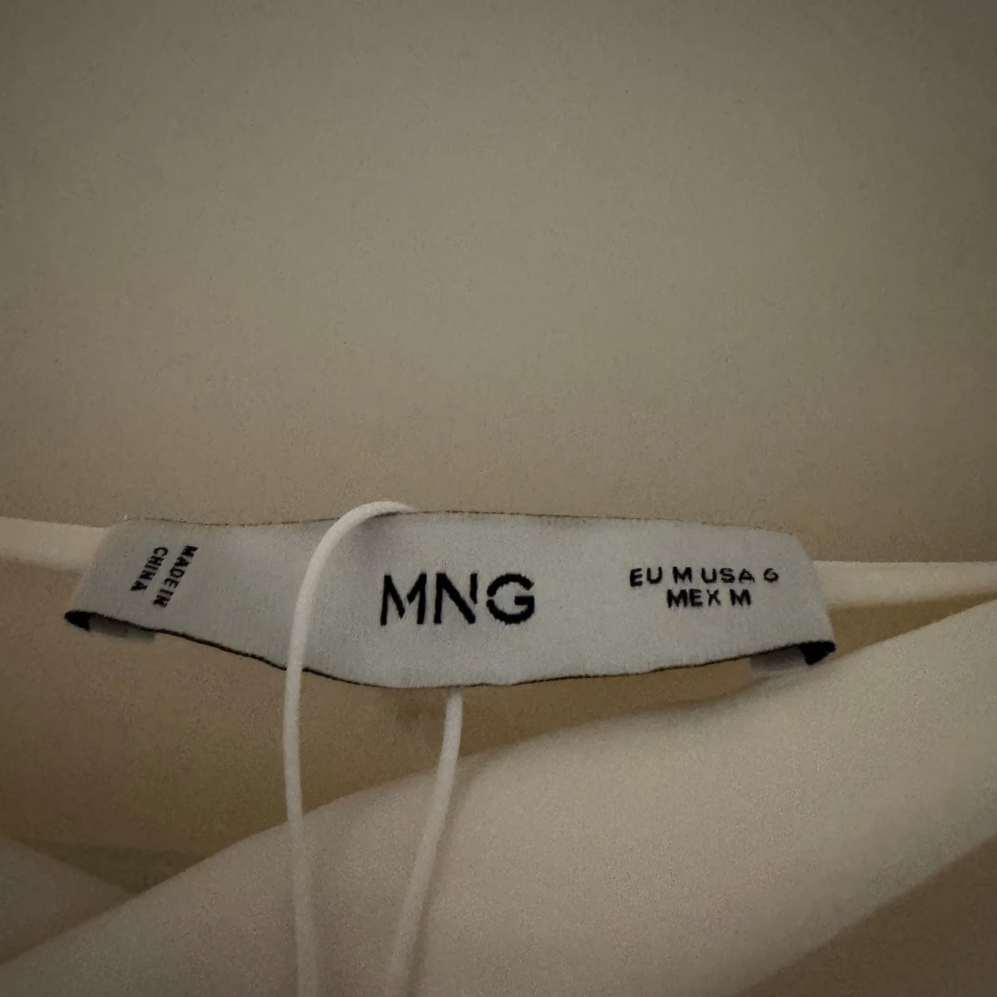 Champagnefärgad sating klänning från MNG NY - 2