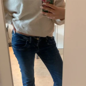Mörkblå LTB jeans - Säljer mina favorit Ltb jeans då dom blivit för kort för mig. Jättesköna byxor och varsamt använda. Inte slitna nere vid fötterna. W25L30