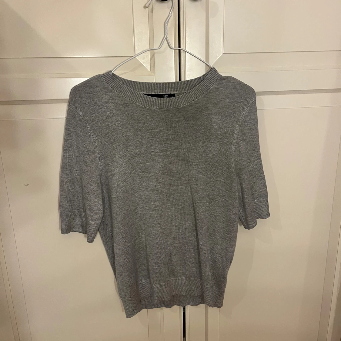 Grå stickad kortärmad tröja