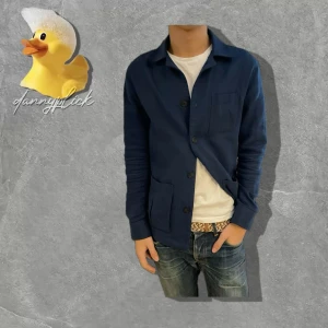 Mörkblå overshirt från John Henric - Säljer denna marinblåa overshirt från John Henric. Topp skick. Storlek XS, passar folk runt 170-175cm! Ställ frågor och skicka gärna bud. ⭐️Skriv privat för bilderna utan bakgrund!!. **Kan lösa en overshirt bundle**