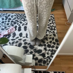 Spets byxor - Säljer dessa as snygga spets byxor. köptes förra året men inte fått nån användning av dem. as snygga o så sköna!!! köptes för 650 om jag minns rätt! Super fint skick! Storlek S!! Skriv för frågor eller funderingar 