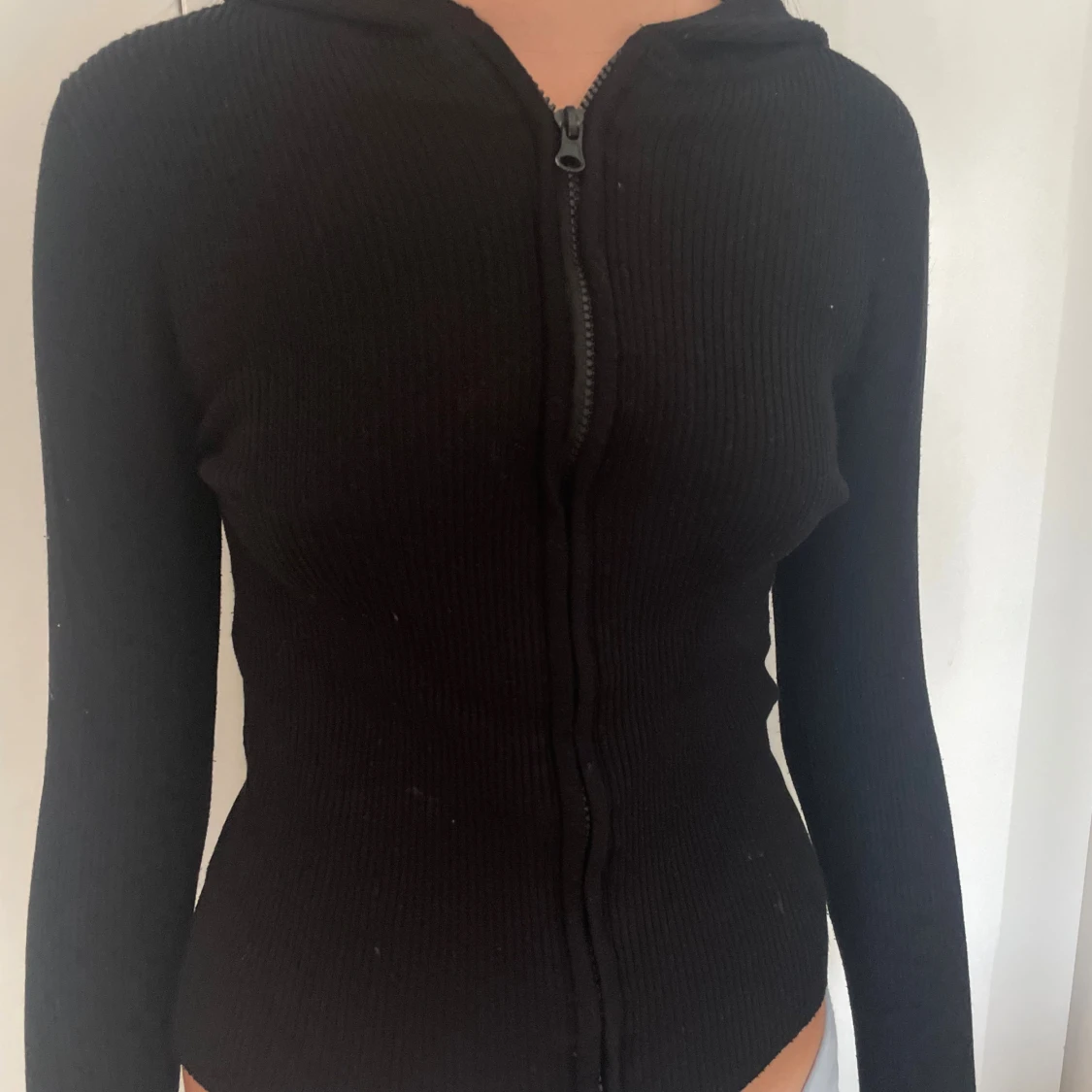 Svart ribbad hoodie från Stradivarius - 1