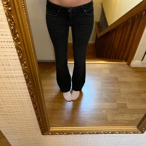 Svarta lowwaist jeans - Svarta lågmidjade bootcut jeans från Zara, i storlek 34, men passar mig som annars har S