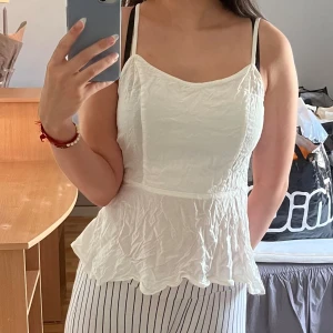 Vit peplum linne - En gullig vit peplum linne från H&M Divided som är för liten för mig! Den har justerbara band och dragkedja vid sidan och har skrynklat från tvätt men går att stryka eller ånga bort!