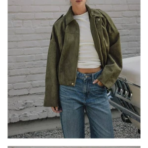 Olivgrön mocka bomberjacka från zara  - Säljer denna jätte virala jackan från zara som är slutsåld. Den är i storlek S och helt ny med prislappen kvar 🥰🥰