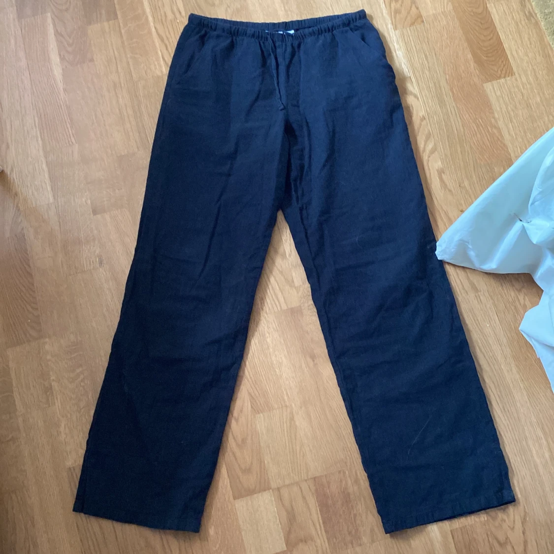 Svarta linnebyxor från Gina Tricot - 1