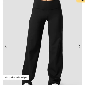 Svarta straight pants från ICANIWILL - Säljer ett par svarta träningsbyxor från ICANIWILL med rak passform och hög midja. Byxorna har bred linning och är tillverkade i mjukt syntetmaterial som ger skön stretch. Perfekta för gymmet eller chill dagar. Dem är bara använda en gång, de var för stora därför säljer jag nu dem. Fick hem dem igår 4/9