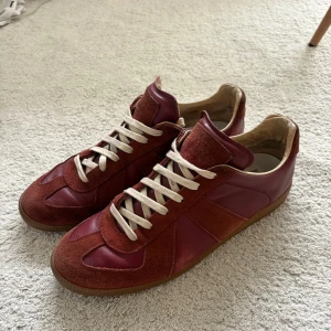 Maison Margiela Gats röd  - Riktigt snygga Maison margiela gats! Skorna är i bra 8/10 skick lite healdrag och slitningar annars bra! Storlek 43 passar större! Kolla min profil för fler gats!