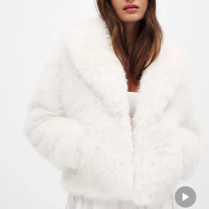 Vit fluffig pälsjacka - Supermjuk och fluffig vit pälsjacka från NA-KD! Jackan är endast använd en gång och den är helt slutsåld! Nypris 1099kr mitt pris 799kr🩷