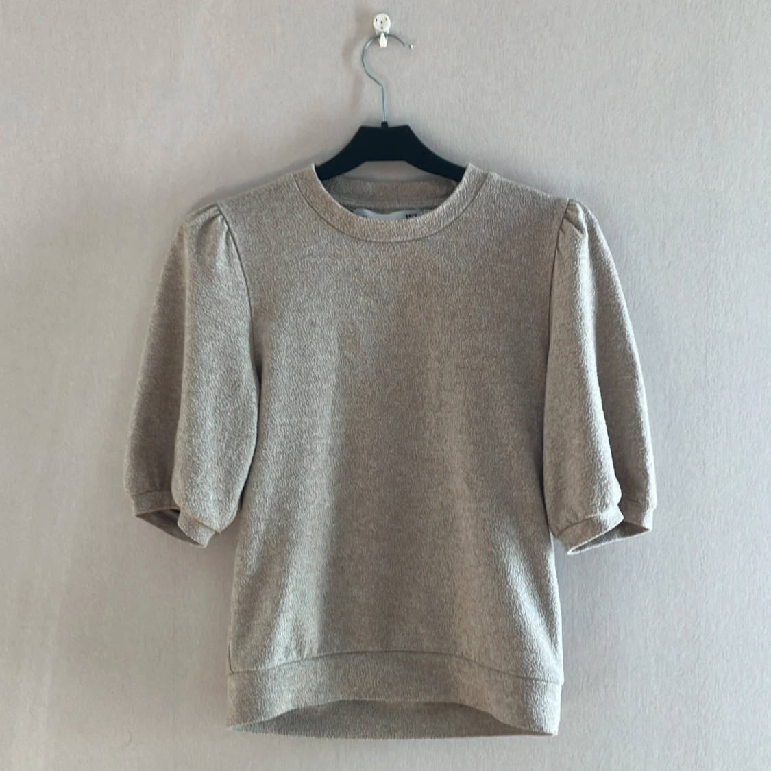 Beige puffärm tröja från 157