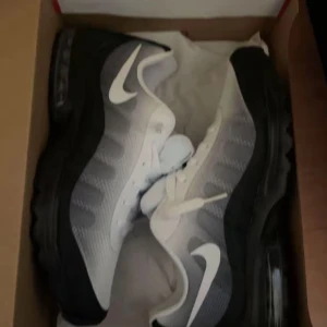 Nike Air Max sneakers svart/vit - Nike Air Max sneakers i svart och vitt med tydlig logga på sidan. Ovandel i mesh och syntet, klassisk snörning och synlig Air Max-dämpning i sulan. Snygg gradient från vitt till svart och rund tå. Perfekta för dig som gillar sportig och clean stil. Köpte dom i London i  somras för ca 2800 och använt ett fåtal gånger. priset är ej hugget i sten