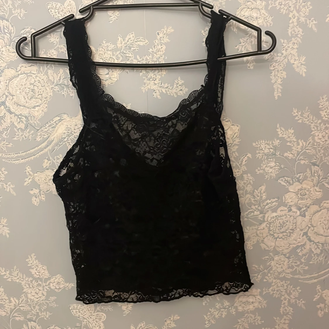 Svart spetsig linnetopp med rosett - 2