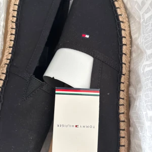 Svarta espadrillos Tommy Hilfiger - Svarta espadrillos från Tommy Hilfiger med klassisk logga på ovansidan. Nypris 600