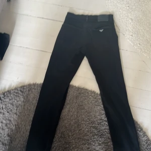 Armani jeans  - Tecken på användning bak på märket av jeans annars inte tecken på användning köpte dem här för typ 1500 ett tag sen men använder inte längre pris kan diskuteras och skulle säga 9/10 skick 
