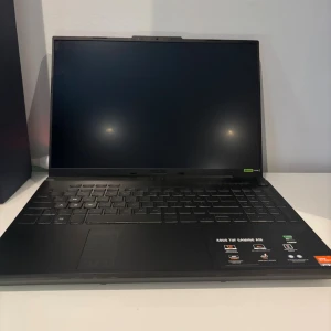 ASUS TUF GAMING A16 - Bilderna visar en ASUS TUF Gaming A16 laptop, inte en bok. Produkten är en kraftfull gamingdator med AMD Ryzen-processor och NVIDIA GeForce RTX-grafik, perfekt för gaming och kreativa projekt. Snygg design och robust byggkvalitet.