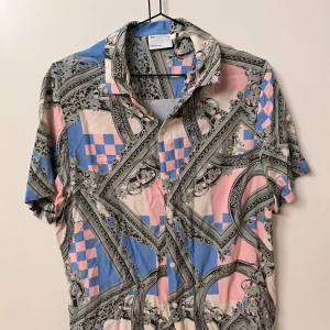 Mönstrad skjorta - En mönstrad skjorta kortärmad från ASOS. Använd med god skick. Behöver styrkas.