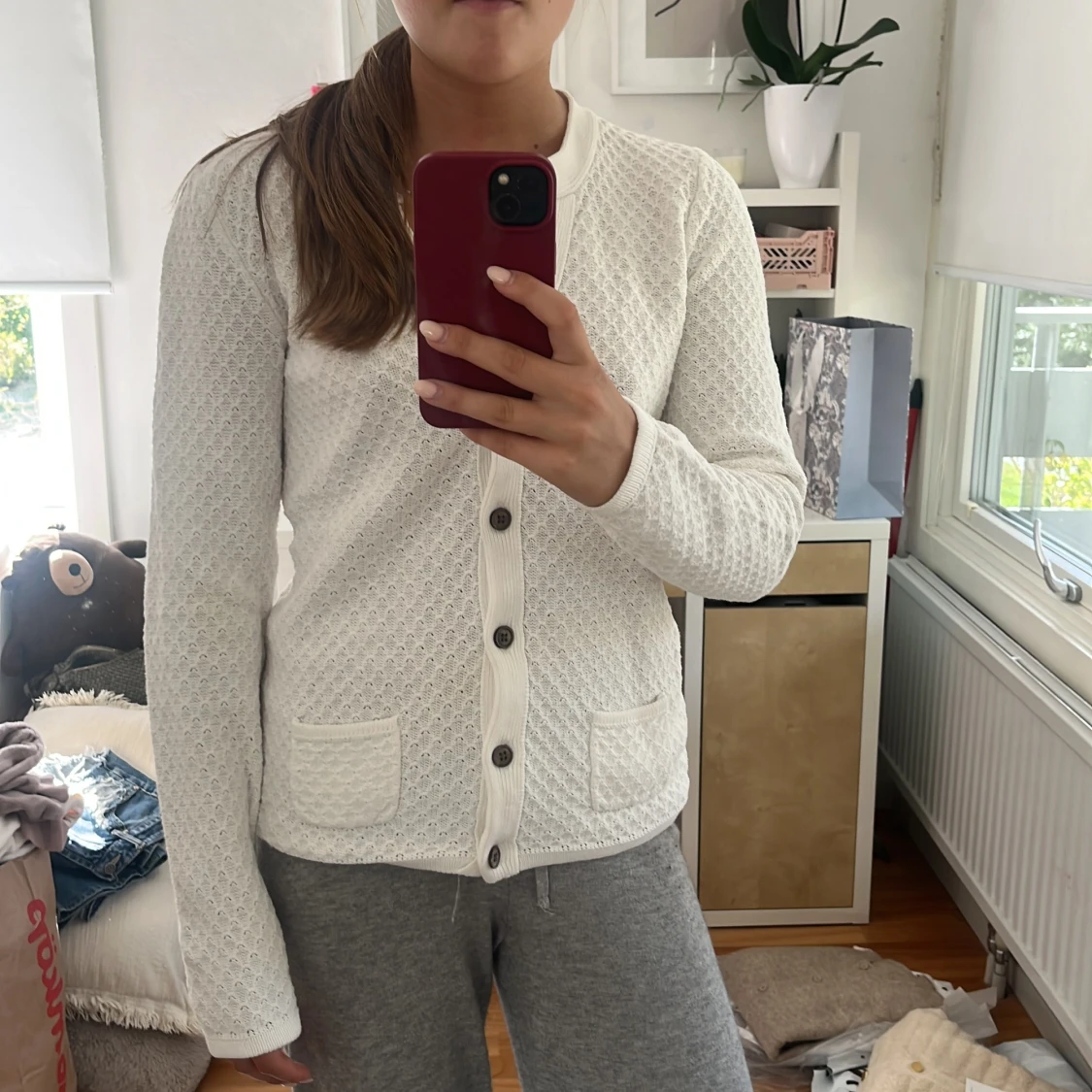 Vit kofta med knappar och fickor