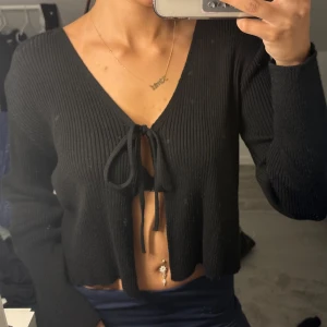 svart kofta - Svart kofta som knyts med band framtill, Supersöt och passar till mycket.